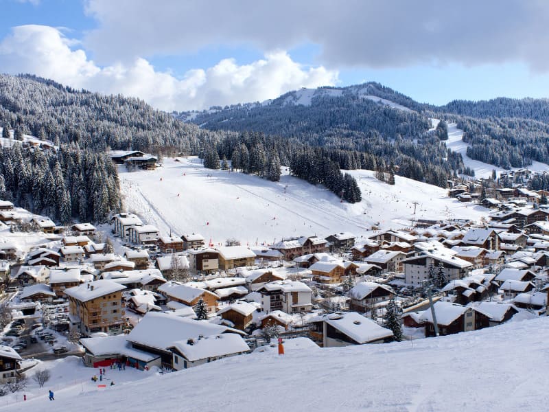 les gets station de ski  avec les pistes et la neige l'hiver
